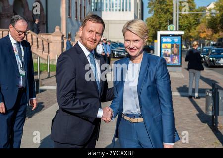 Leipzig - Ministerpräsidenten kommen zur MPK in Sachsen zusammen: MP Kretschmer empfängt Gäste an der Kongresshalle 24.10.2024 ab 13,20 UhrLeipzig, Pfaffendorfer Straße Kongresshalle am Zoo im Foto: Michael Kretschmer CDU, l, Ministerpräsident von Sachsen, und Manuela Schwesig SPD, Ministerpräsidentin von Mecklenburg-Vorpommern, begrüßen sich zum Auftakt der Ministerpräsidentenkonferenz in Leipzig am 24. Und 25. Oktober 2024 kommen die Ministerpräsidenten der deutschen Bundesländer zur Ministerpräsidentenkonferenz in Leipzig zusammen. Schwerpunkte der Jahreskonferenz sind die Themen Migration, Stockfoto