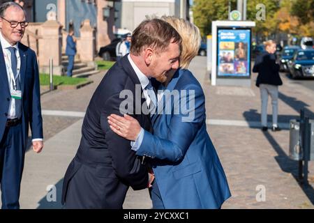 Leipzig - Ministerpräsidenten kommen zur MPK in Sachsen zusammen: MP Kretschmer empfängt Gäste an der Kongresshalle 24.10.2024 ab 13,20 UhrLeipzig, Pfaffendorfer Straße Kongresshalle am Zoo im Foto: Michael Kretschmer CDU, l, Ministerpräsident von Sachsen, und Manuela Schwesig SPD, Ministerpräsidentin von Mecklenburg-Vorpommern, begrüßen sich zum Auftakt der Ministerpräsidentenkonferenz in Leipzig am 24. Und 25. Oktober 2024 kommen die Ministerpräsidenten der deutschen Bundesländer zur Ministerpräsidentenkonferenz in Leipzig zusammen. Schwerpunkte der Jahreskonferenz sind die Themen Migration, Stockfoto