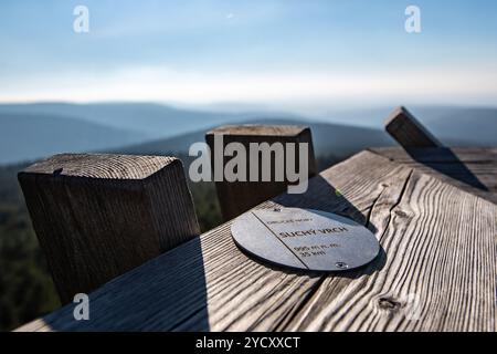 Der Aussichtsturm Velka Destna auf dem höchsten Gipfel des Orlicke-Gebirges 1115 liegt 3 km östlich von Destne im Orlicke-Gebirge, Tschechien, am 24. Oktober 2024. (CTK-Foto/David Tanecek) Stockfoto