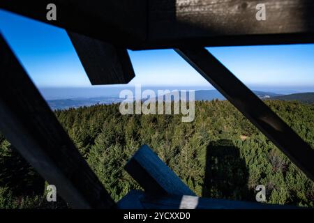 Der Aussichtsturm Velka Destna auf dem höchsten Gipfel des Orlicke-Gebirges 1115 liegt 3 km östlich von Destne im Orlicke-Gebirge, Tschechien, am 24. Oktober 2024. (CTK-Foto/David Tanecek) Stockfoto