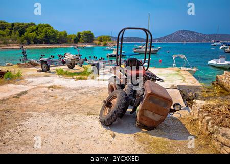 Zerkleinert, den Traktor durch das Meer auf der Insel Prvic Stockfoto