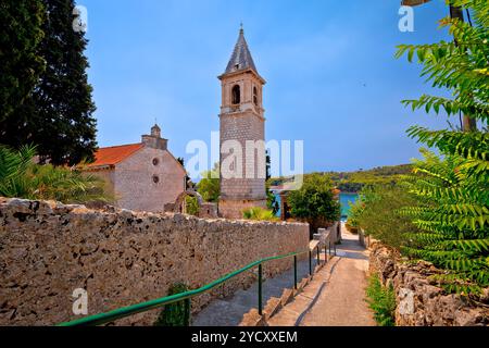 Prvic Luka Dorfkirche und Waterfront anzeigen Stockfoto