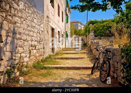 Alte Stein mediterranes Dorf Gehweg auf Insel Prvic Stockfoto