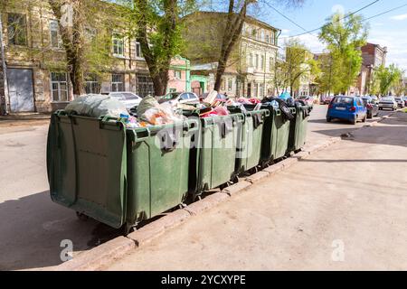 Grüne Recycling-Behälter aus Kunststoff mit Müll geöffnet Stockfoto