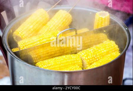 Gedämpfter Mais mit einem Holzstopfen in einem Kochtopf, Street Food Stockfoto