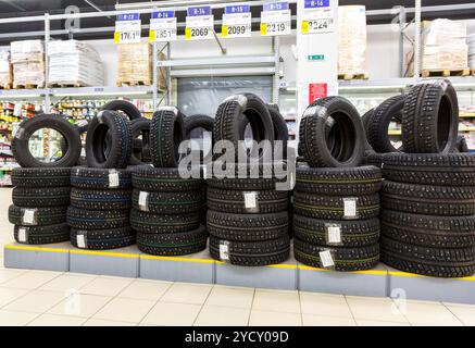 Nagelneue Winterreifen zum Verkauf im Supermarkt Stockfoto