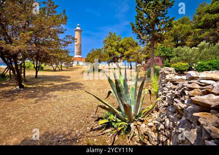 Veli Rat Leuchtturm in der grünen mediterranen Landschaft, Insel Dugi Otok, Dalmatien, Kroatien Stockfoto