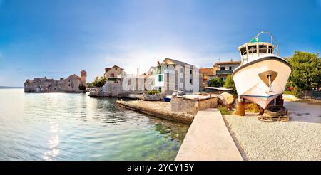 Kastel Gomilica waterfront Panoramaaussicht Stockfoto