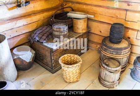 Vintage Wooden House Utensilien in der Ecke eines ländlichen Haus Stockfoto