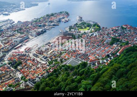 Bergen ist eine Stadt und Gemeinde in Hordaland an der Westküste Norwegens. Bergen ist die zweitgrößte Stadt Norwegens. Stockfoto