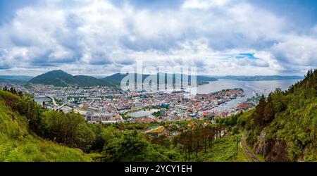 Bergen ist eine Stadt und Gemeinde in Hordaland an der Westküste Norwegens. Bergen ist die zweitgrößte Stadt Norwegens. Stockfoto