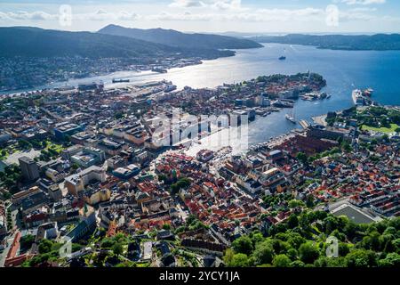 Bergen ist eine Stadt und Gemeinde in Hordaland an der Westküste Norwegens. Bergen ist die zweitgrößte Stadt Norwegens. Stockfoto