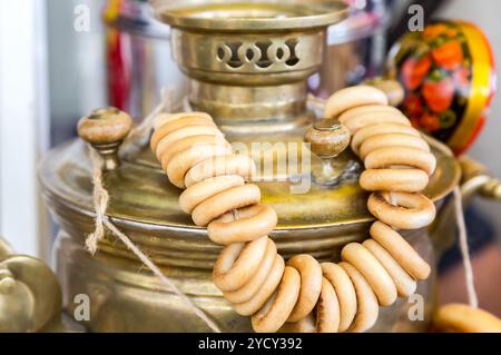 Traditionelle russische alten Samowar Tee trinken mit leckeren Bagels Stockfoto