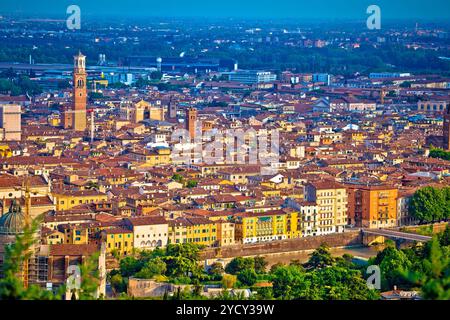 Stadt Verona Altstadt und Fluss Etsch Antenne Panoramaaussicht Stockfoto