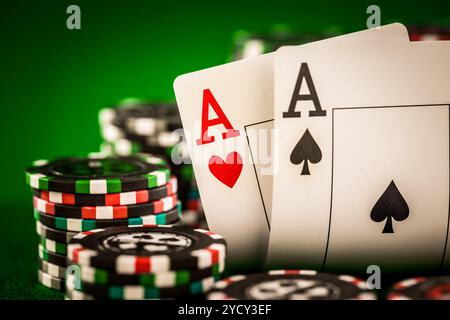 Stapel Chips und zwei Asse auf dem Tisch auf der grünen Vorburg Stockfoto