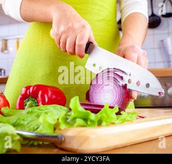 Weibes Hände schneiden Zwiebel Zwiebeln Stockfoto