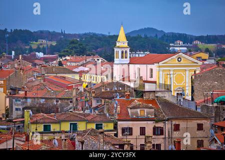Stadt Porec Dächer und die Küste anzeigen Stockfoto
