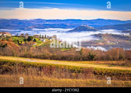 Idyllische Landschaft des Inneren Istriens im Nebel anzeigen Stockfoto