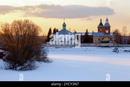 Blick auf den Heiligen Geist Kloster im Sonnenuntergang in Borovichi, Russland Stockfoto