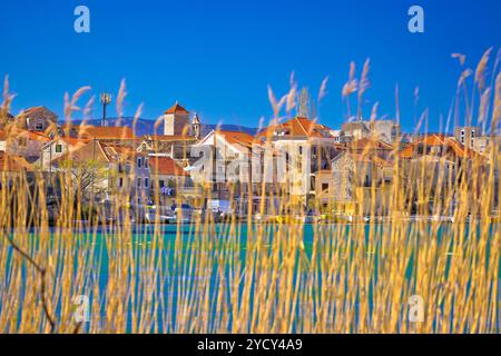 Stadt Omis Blick durch Segge auf dem Fluss Cetina Stockfoto