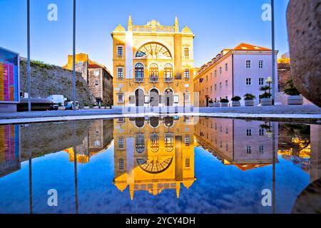 Kroatisches Nationaltheater von Split mit Blick auf die Wasserreflexion Stockfoto