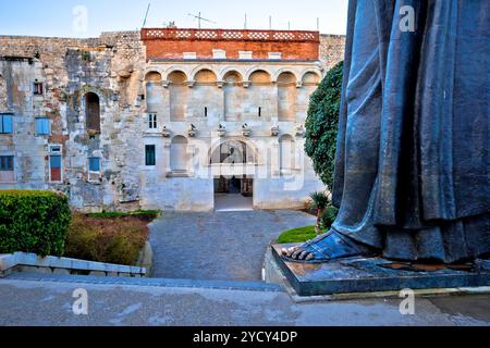 Geteiltes Altstadttor und berühmte Grgur Ninski Statue mit Daumenblick Stockfoto