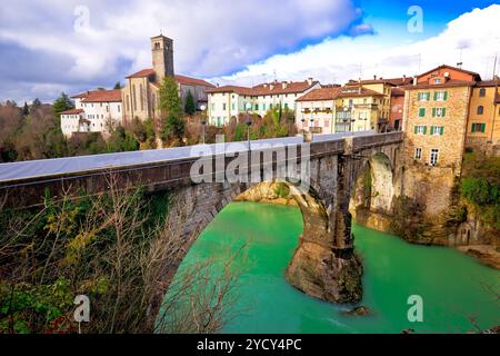 Historische italienische Wahrzeichen in Cividale del Friuli, Devil's Bridge über grüne Natisone Fluss Stockfoto