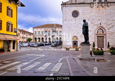 Cividale del Friuli Platz und Blick auf die Kirche Stockfoto