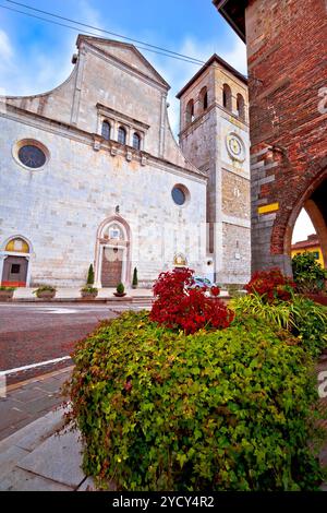 Cividale del Friuli Platz und Blick auf die Kirche Stockfoto