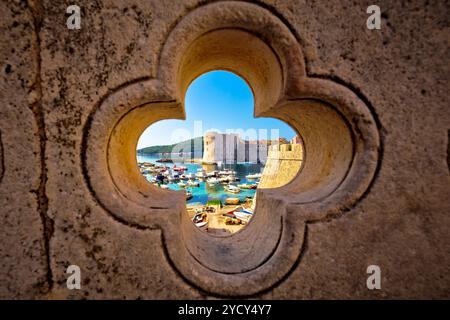 Dubrovnik Blick auf den Hafen von Ploce durch Stein detail Stockfoto