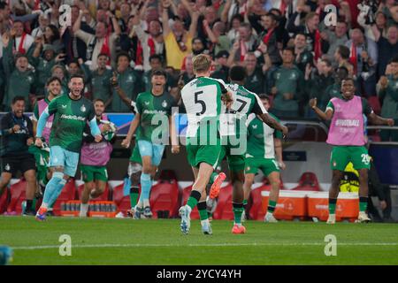 Feyenoord-Spieler feiern ihr drittes Tor in der UEFA Champions League, League-Phase am 3. Spieltag zwischen SL Benfica und Feyenoord Rotterdam im Estadio da Luz. Endpunktzahl: SL Benfica 1:3 Feyenoord Rotterdam Stockfoto