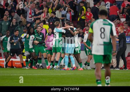 Feyenoord-Spieler feiern ihr drittes Tor in der UEFA Champions League, League-Phase am 3. Spieltag zwischen SL Benfica und Feyenoord Rotterdam im Estadio da Luz. Endpunktzahl: SL Benfica 1:3 Feyenoord Rotterdam Stockfoto