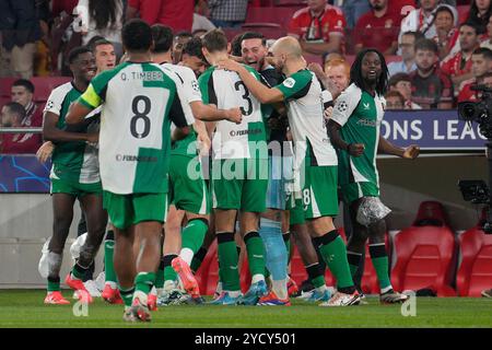 Feyenoord-Spieler feiern ihr drittes Tor in der UEFA Champions League, League-Phase am 3. Spieltag zwischen SL Benfica und Feyenoord Rotterdam im Estadio da Luz. Endpunktzahl: SL Benfica 1:3 Feyenoord Rotterdam Stockfoto