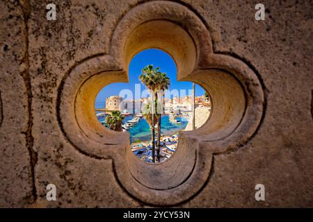 Dubrovnik Blick auf den Hafen von Ploce durch Stein detail Stockfoto