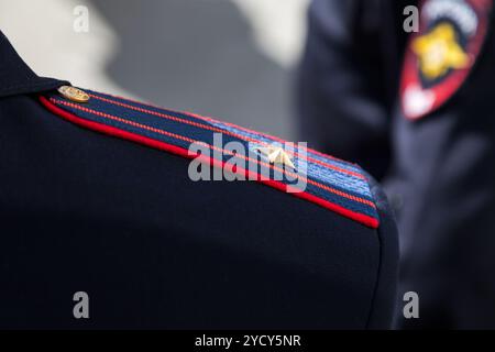 Chevron auf den Ärmeluniformen und dem Schultergurt des russischen Polizisten Stockfoto