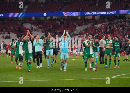 Lissabon, Portugal. Oktober 2024. Feyenoord-Spieler jubeln ihre Fans in der UEFA Champions League, Ligaperiode 3. Spieltag zwischen SL Benfica und Feyenoord Rotterdam im Estadio da Luz an. Ergebnis: SL Benfica 1:3 Feyenoord Rotterdam (Foto: Bruno de Carvalho/SOPA Images/SIPA USA) Credit: SIPA USA/Alamy Live News Stockfoto