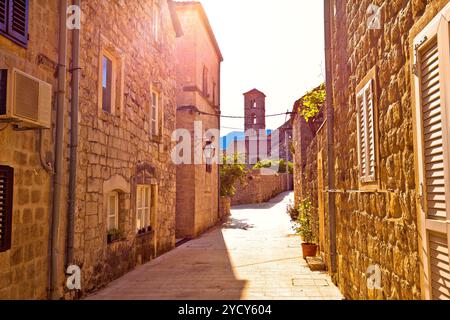 Historische Stadt Ston Straße und Blick auf die Kirche Stockfoto