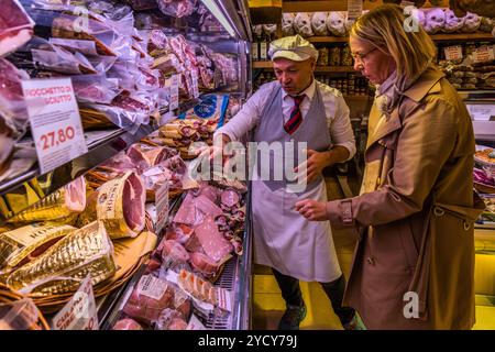 Beratung in einem Feinkostgeschäft für Wurstprodukte. Via Drapperie, Bologna, Emilia-Romagna, Italien Stockfoto