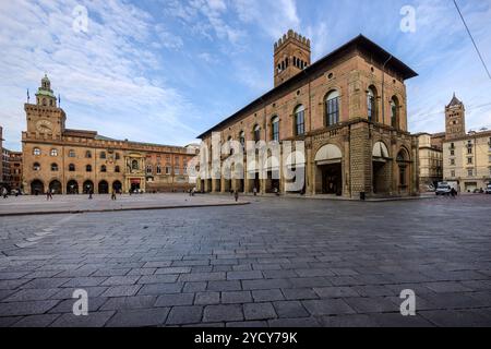 Piazza Maggiore mit dem Uhrenturm, dem Torre dell' Arengo und dem Torre Scappi. Bolognas weitläufige bogenförmige porticoes (portici), die durch die Stadt führen, gehören zum UNESCO-Weltkulturerbe. Piazza Maggiore, Bologna, Emilia-Romagna, Italien Stockfoto