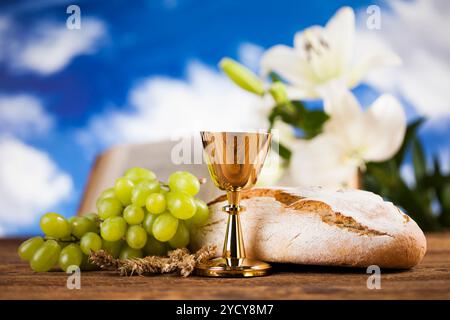 Symbol das Christentum die Religion einen goldenen Kelch mit Trauben und Brot Wafer Stockfoto