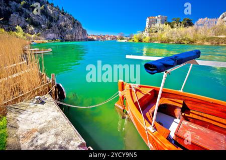 Stadt Omis Blick durch Segge auf dem Fluss Cetina Stockfoto