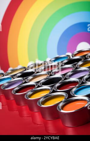 Regenbogen Farben, Gruppe von Tin Dosen aus Metall Stockfoto