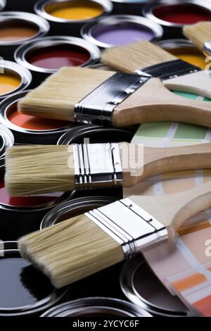 Farbdosen mit Pinsel, Regenbogenfarben öffnen Stockfoto