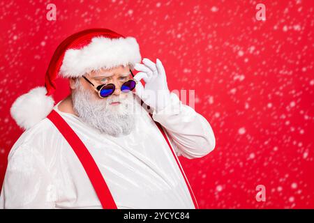 Nahaufnahme Foto von gesinntem Stil stilvoll trendig fett übergewichtig lustig funky santa claus See Look freche Kinder mit runzelndem Gesicht isoliert über rot Stockfoto