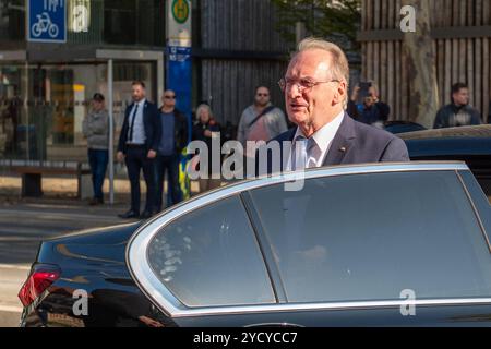 Leipzig - Ministerpräsidenten kommen zur MPK in Sachsen zusammen: MP Kretschmer empfängt Gäste an der Kongresshalle 24.10.2024 ab 13,20 UhrLeipzig, Pfaffendorfer Straße Kongresshalle am Zoo im Foto: Reinner Haselhoff CDU, Ministerpräsident von Sachsen-Anhalt, zum Auftakt der Ministerpräsidentenkonferenz in Leipzig am 24. Und 25. Oktober 2024 kommen die Ministerpräsidenten der deutschen Bundesländer zur Ministerpräsidentenkonferenz in Leipzig zusammen. Schwerpunkte der Jahreskonferenz sind die Themen Migration, Reformen beim öffentlich-rechtlichen Rundfunk und die aktuellen Herausforderungen de Stockfoto