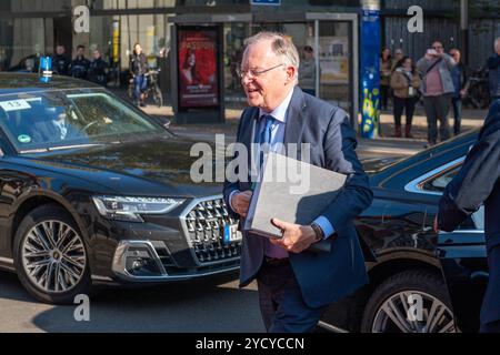 Leipzig - Ministerpräsidenten kommen zur MPK in Sachsen zusammen: MP Kretschmer empfängt Gäste an der Kongresshalle 24.10.2024 ab 13,20 UhrLeipzig, Pfaffendorfer Straße Kongresshalle am Zoo im Foto: Stephan weil SPD, Ministerpräsident von Niedersachsen, zum Auftakt der Ministerpräsidentenkonferenz in Leipzig am 24. Und 25. Oktober 2024 kommen die Ministerpräsidenten der deutschen Bundesländer zur Ministerpräsidentenkonferenz in Leipzig zusammen. Schwerpunkte der Jahreskonferenz sind die Themen Migration, Reformen beim öffentlich-rechtlichen Rundfunk und die aktuellen Herausforderungen der Komm Stockfoto