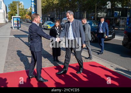 Leipzig - Ministerpräsidenten kommen zur MPK in Sachsen zusammen: MP Kretschmer empfängt Gäste an der Kongresshalle 24.10.2024 ab 13,20 UhrLeipzig, Pfaffendorfer Straße Kongresshalle am Zoo im Foto: Michael Kretschmer CDU, l, Ministerpräsident von Sachsen, und Markus Söder CSU, Ministerpräsident von Bayern, begrüßen sich zum Auftakt der Ministerpräsidentenkonferenz in Leipzig am 24. Und 25. Oktober 2024 kommen die Ministerpräsidenten der deutschen Bundesländer zur Ministerpräsidentenkonferenz in Leipzig zusammen. Schwerpunkte der Jahreskonferenz sind die Themen Migration, Reformen beim öffentlichen Stockfoto