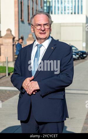 Leipzig - Ministerpräsidenten kommen zur MPK in Sachsen zusammen: MP Kretschmer empfängt Gäste an der Kongresshalle 24.10.2024 ab 13,20 UhrLeipzig, Pfaffendorfer Straße Kongresshalle am Zoo im Foto: Reinner Haselhoff CDU, Ministerpräsident von Sachsen-Anhalt, zum Auftakt der Ministerpräsidentenkonferenz in Leipzig am 24. Und 25. Oktober 2024 kommen die Ministerpräsidenten der deutschen Bundesländer zur Ministerpräsidentenkonferenz in Leipzig zusammen. Schwerpunkte der Jahreskonferenz sind die Themen Migration, Reformen beim öffentlich-rechtlichen Rundfunk und die aktuellen Herausforderungen de Stockfoto