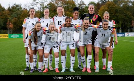 Hinten v.li.: Katharina Piljic (Deutschland, 6), Anna Aehling (Deutschland, 4), Julia Landenberger (Deutschland, 15), Shekiera Martinez (Deutschland, 9), Ena Mahmutovic (Torhüterin, Torwart, Deutschland, 1), Kristin Kögel (Deutschland, 3), vorne v.l.: Tuana Mahmoud (Deutschland, 17), Vanessa Fudalla (Deutschland, 20), Gia Corley (Deutschland, 10), Marie Müller (Deutschland, 2), Carlotta Wamser (Deutschland, 11), Spielerinnen der deutschen U23-Auswahl, Mannschaftsfoto, Teamfoto, Mannschaft, Gruppenbild, Startelf, Startaufstellung, 24.10.2024, Frankfurt am Main (Deutschland), Fussball, län Stockfoto