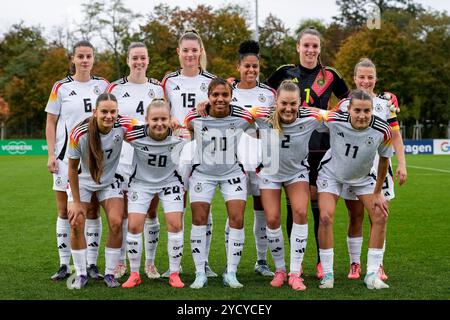 Hinten v.li.: Katharina Piljic (Deutschland, 6), Anna Aehling (Deutschland, 4), Julia Landenberger (Deutschland, 15), Shekiera Martinez (Deutschland, 9), Ena Mahmutovic (Torhüterin, Torwart, Deutschland, 1), Kristin Kögel (Deutschland, 3), vorne v.l.: Tuana Mahmoud (Deutschland, 17), Vanessa Fudalla (Deutschland, 20), Gia Corley (Deutschland, 10), Marie Müller (Deutschland, 2), Carlotta Wamser (Deutschland, 11), Spielerinnen der deutschen U23-Auswahl, Mannschaftsfoto, Teamfoto, Mannschaft, Gruppenbild, Startelf, Startaufstellung, 24.10.2024, Frankfurt am Main (Deutschland), Fussball, län Stockfoto